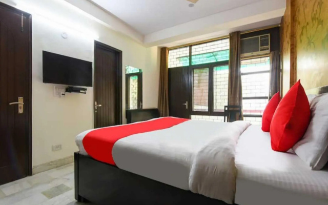OYO 70164 Royal Den