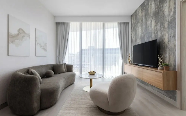 Waves - Urban Chic 1BR Apt With Maid