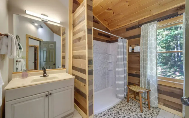 Pet-friendly Gatlinburg Retreat w/ Community Perks