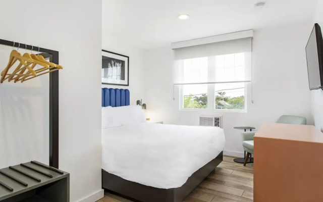 Grove Hotel