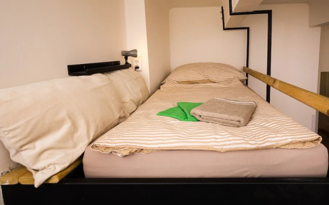 Flying Bed Apartment close to Castle