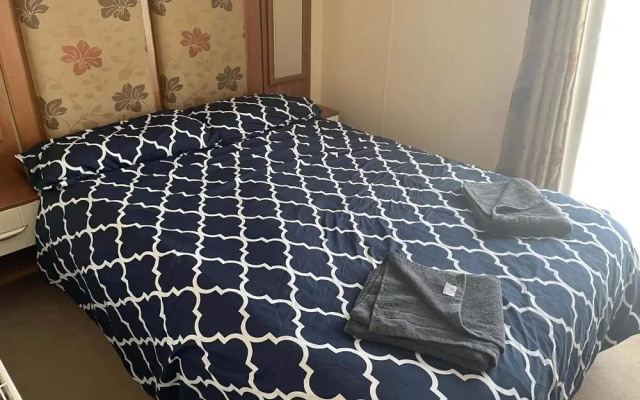 Caravan - Sleeps 8 - Pets Ok - Parking