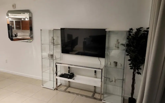 Wonderful 1 bedroom condo in Midtown
