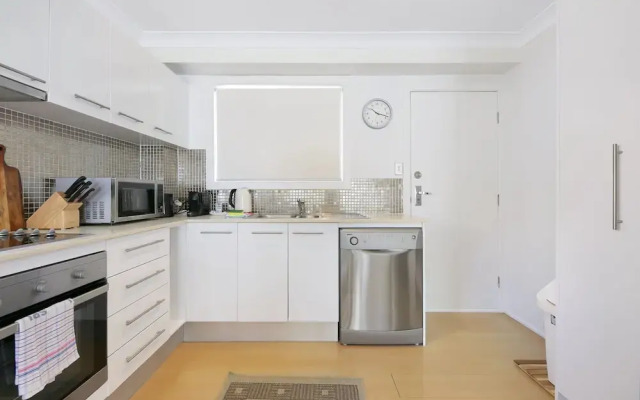 Ground Floor 2-bed Mermaid Beach Pad With Parking