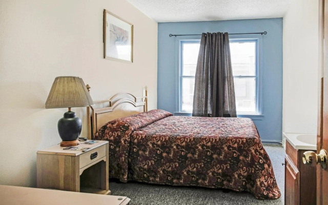 OYO Cameron Historic Hotel Brownsville I-69E