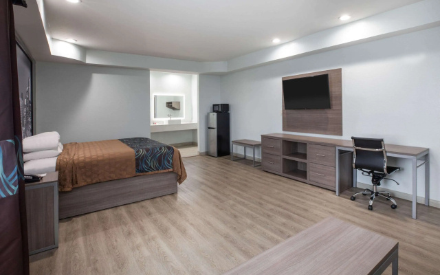 Super 8 by Wyndham Humble/Fallcreek/Houston