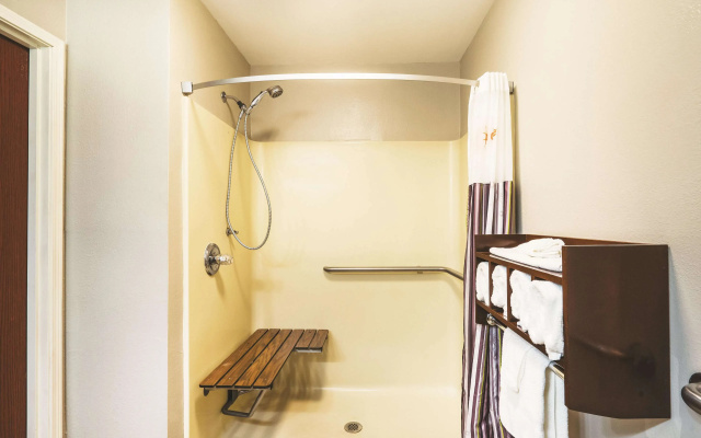 La Quinta Inn & Suites by Wyndham Louisville East