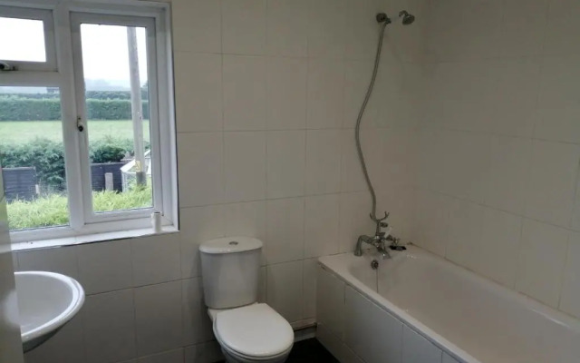 4 Bed House - Sleeps 10 - Pets - Parking - Wifi