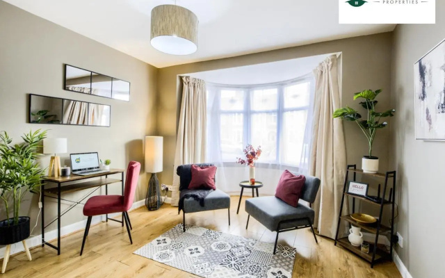 3 Bedroom House By Passionfruitproperties Near Coventry & Warwickshire Hospital With Free Wi-fi, driveway & Garden, DSC