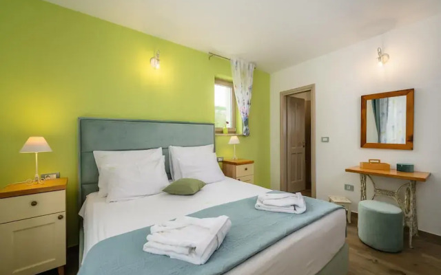 Villa in Srebrnici With Pool Near Marea Beach