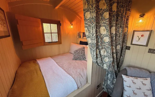 Cosy Romantic Shepherd hut in Open Countryside