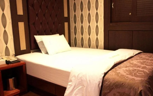 Q Motel
