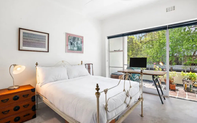 Sunny 1-bed With Parking Near Arts Precinct