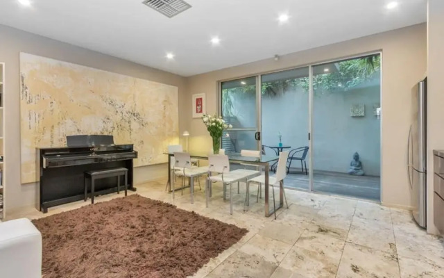 Contemporary Townhouse In Adelaide City