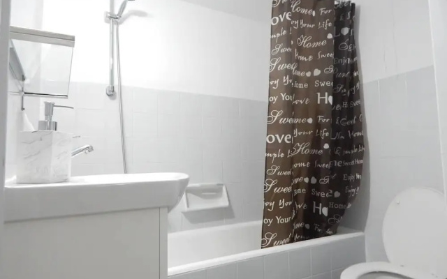 2 Bed Flat - Sleeps 4 - Pets - Parking - Wifi
