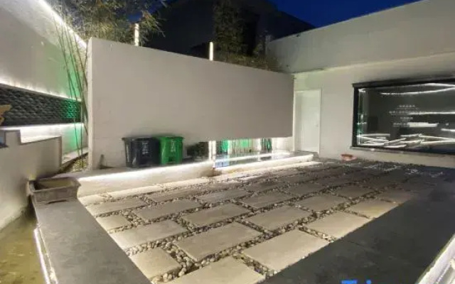 Travel Courtyard