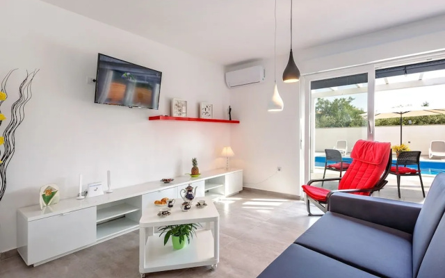 Elegant Villa With Swimming Pool in Pula Near Sea
