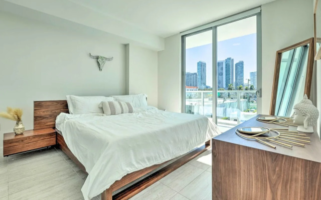 Chic Miami Condo w/ Pool, 6 Mi to South Beach