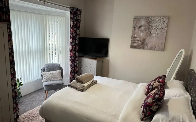 3 Bed Flat - Sleeps 6 - Parking - Wifi