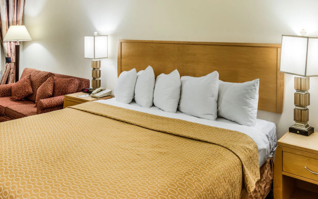 Desert Sands Inn & Suites