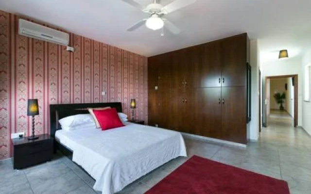 4 BR Villa Delphin