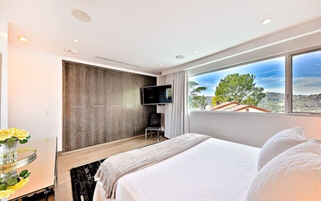 Hollywood Estate With Stunning Views