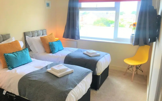 Toronto Apartment in Seaside Town with Parking