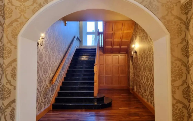 DOLLARBEG CASTLE - The Tower - Luxury Apartment