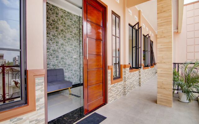 OYO 90233 The Shine Residence