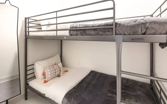 Superior + Luxurious 2BR - Sleeping 7!