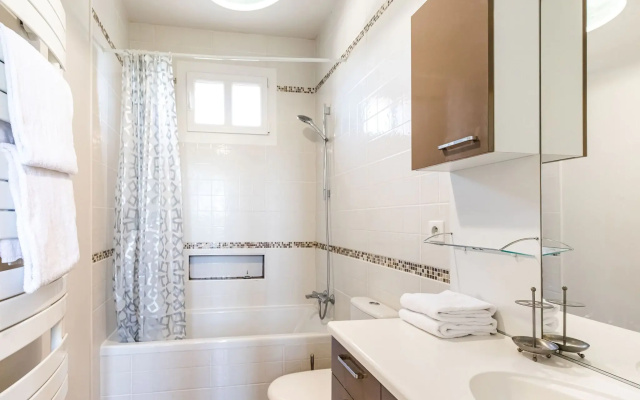 Attractive castle in Cezac with private pool