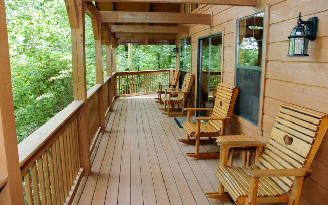 ON THE RIDGE - 3 Br Cabin