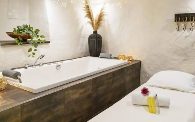 Snug Hotel Room With Free Breakfast