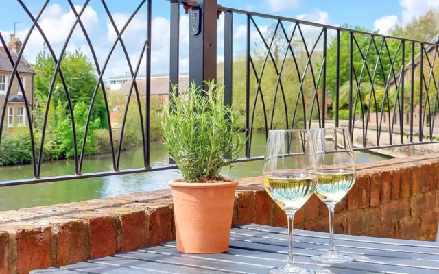 Stunning Riverside Oxford Apartment with Parking