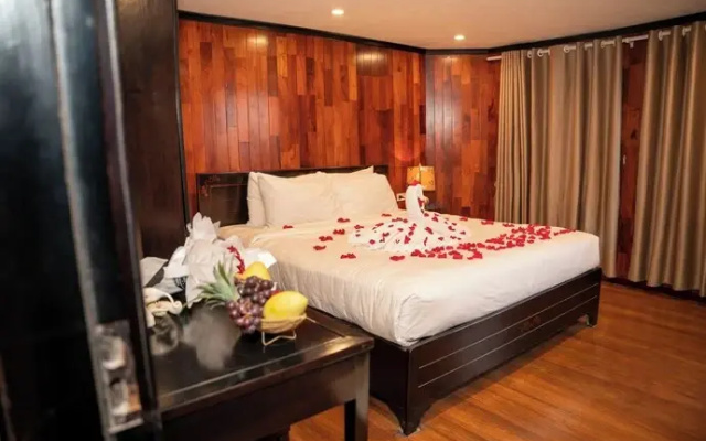 Halong Crown Legend Cruise