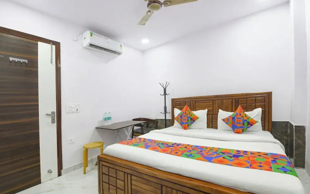 FabHotel Cosy Rooms - Near Embassies, DU South Campus