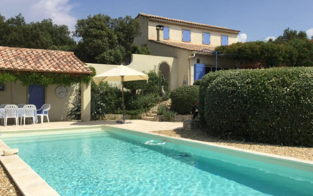 Charming Villa in Villes-sur-Auzon with Swimming Pool
