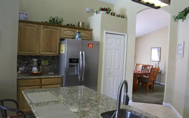 Home 4 BR Pool Sleeps 9