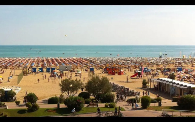 Flat in a Poolside Residence-beahost