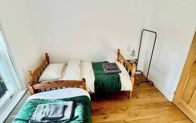 2 Bed House - Sleeps 4 - Parking - Wifi