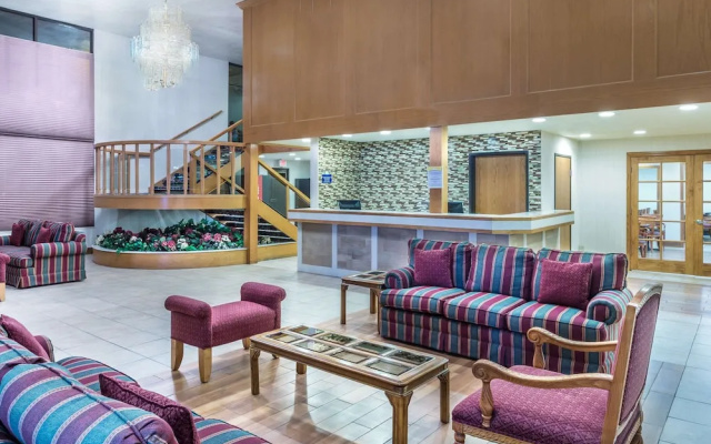 Days Inn & Suites By Wyndham Logan