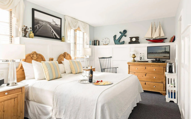 Brass Key Guesthouse - Adults Only