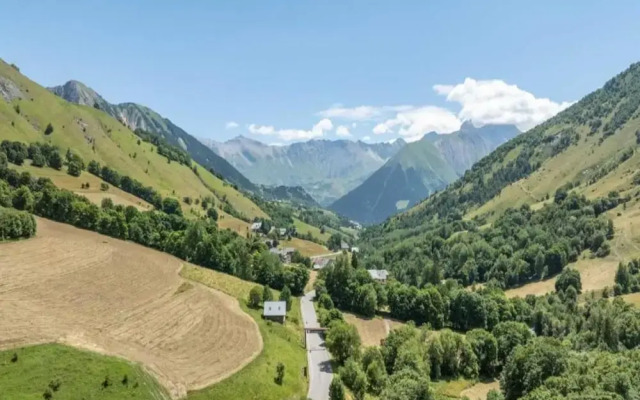 Mountain-view Apartment for 6 Guests