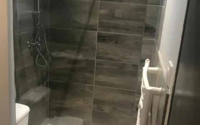 Joli Studio Entierement Renove