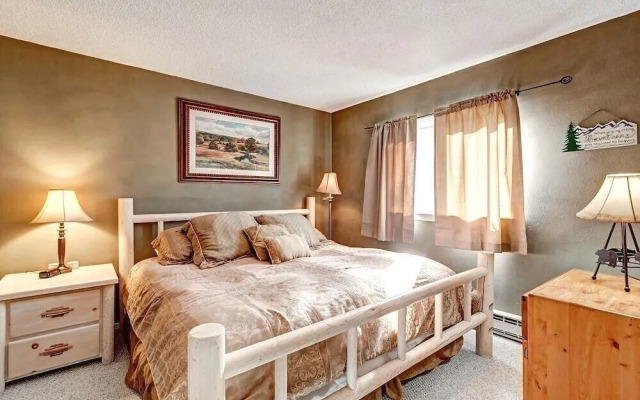 Chic & Cozy Breck Condo: Ski-in/ski-out at Peak 8!