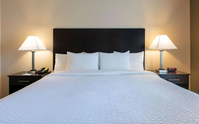 Days Inn & Suites by Wyndham Florence/Jackson Area
