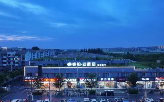 Yunbai Cloud Hotel (Shanghai Universitychang Middle Road Subway Station)