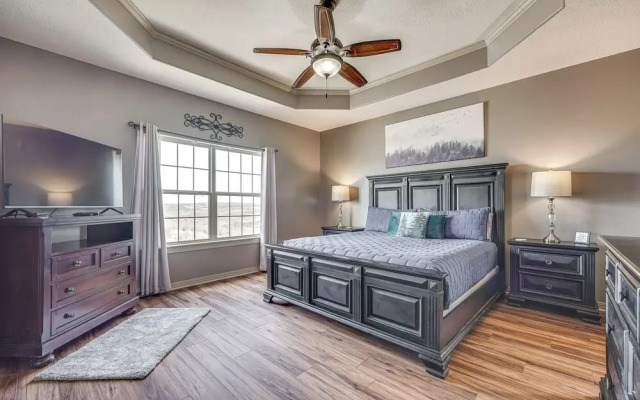 Relax Fireside: Branson West Gem w/ Hot Tub Access