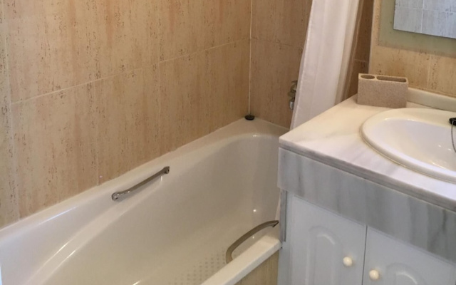 2 bed Apt, grt Location, Shared Pool, Outdoor Area