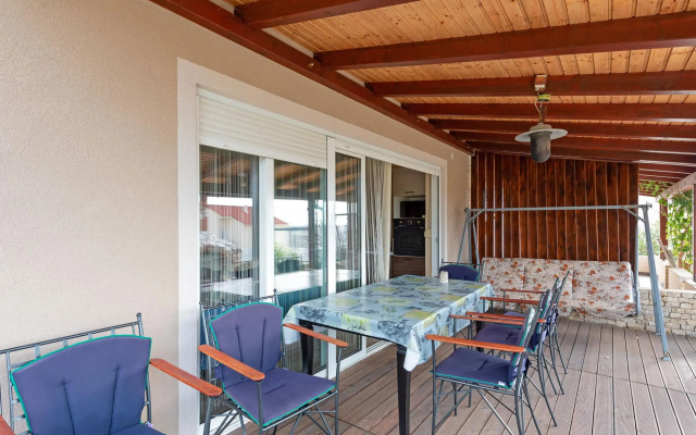 Modern Holiday Home in Mandre with Barbeque